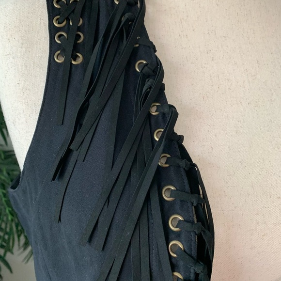 Black cowgirl style vest with fringe - Picture 2 of 7